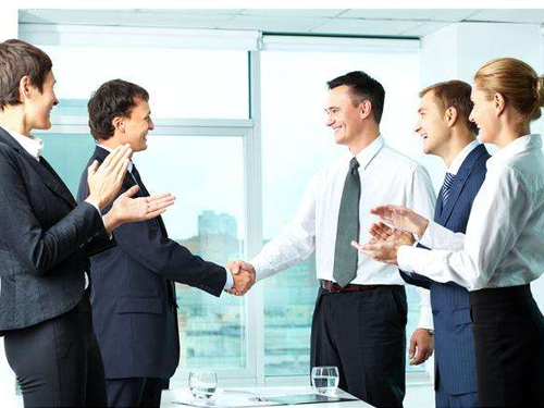 企业间债务追讨谈判中怎样应对债务人的借口？